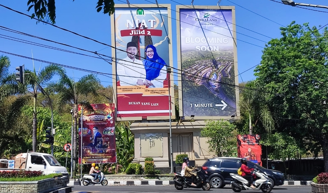 Baliho paslon Fandi Akhmad Yani - Aminatun Habibah dengan tagline NIAT jilid II mulai mengiasi sejumlah ruas jalan di Kabupaten Gresik.