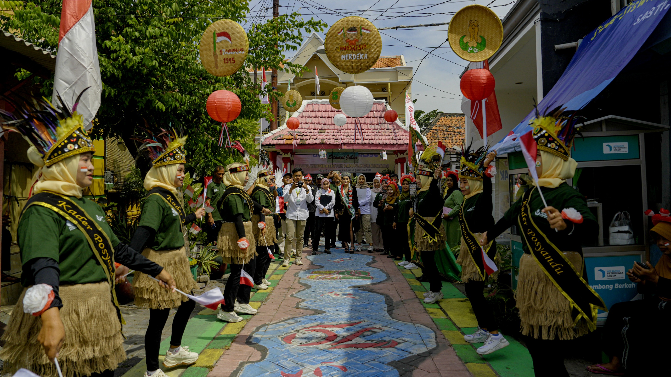 Meriah : Tim juri lomba Lingkungan Lestari Bumi tiba di salah satu desa peserta lomba untuk melakukan penilaian.