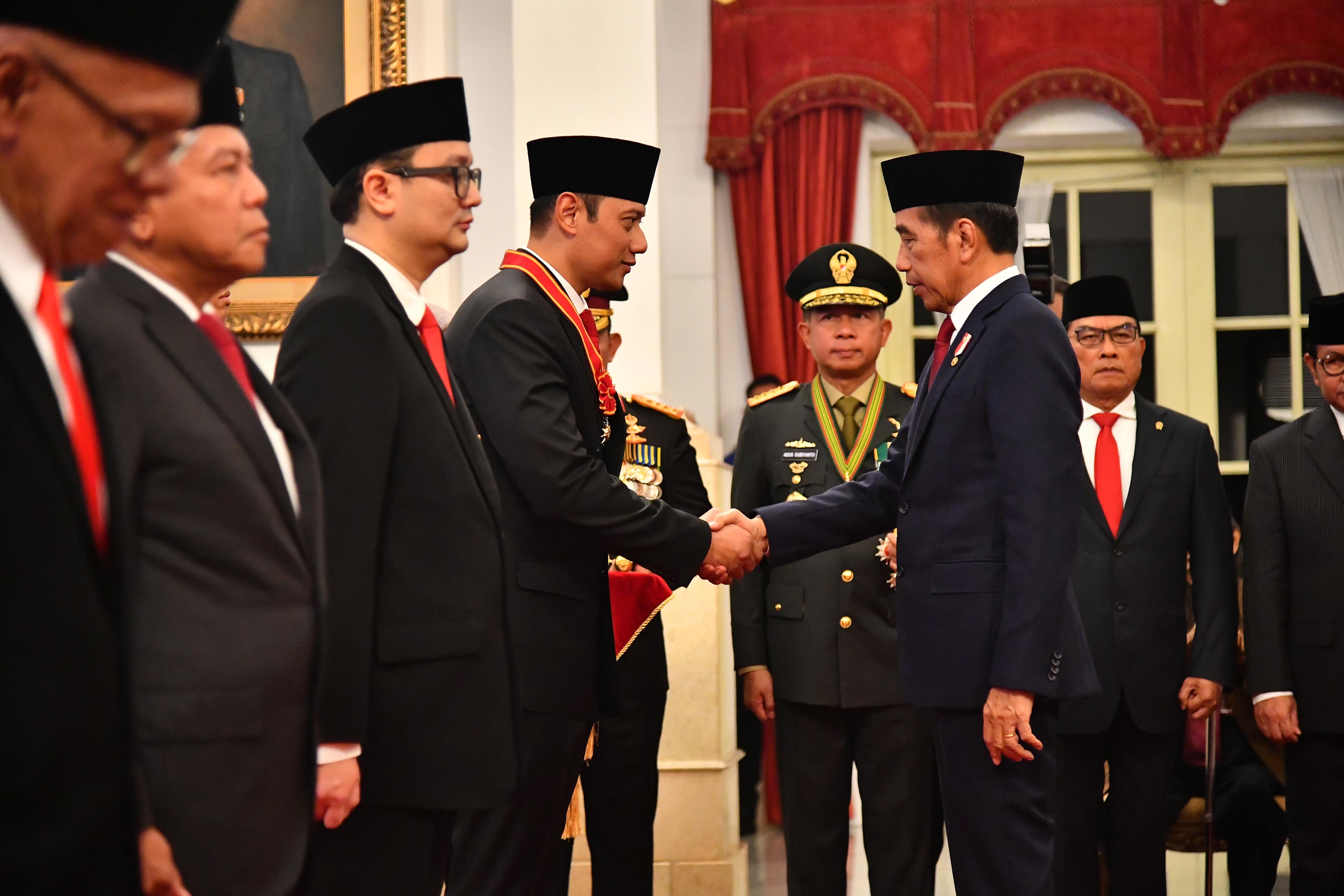 Berjasa : Menteri Agraria dan Tata Ruang, Kepala Badan Pertanahan Nasional (ATR/BPN) Gresik, Agus Harimurti Yudhoyono mendapat anugerah bintang Mahaputra Naraya dari Presiden Joko Widodo di Istana.