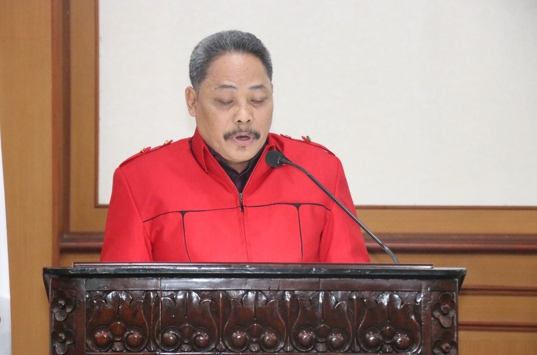 Anggota Fraksi PDIP DPRD Gresik Jumanto saat membacakan pendapat terhadap jawaban bupati terhadap Perubahan APBD 2024.
