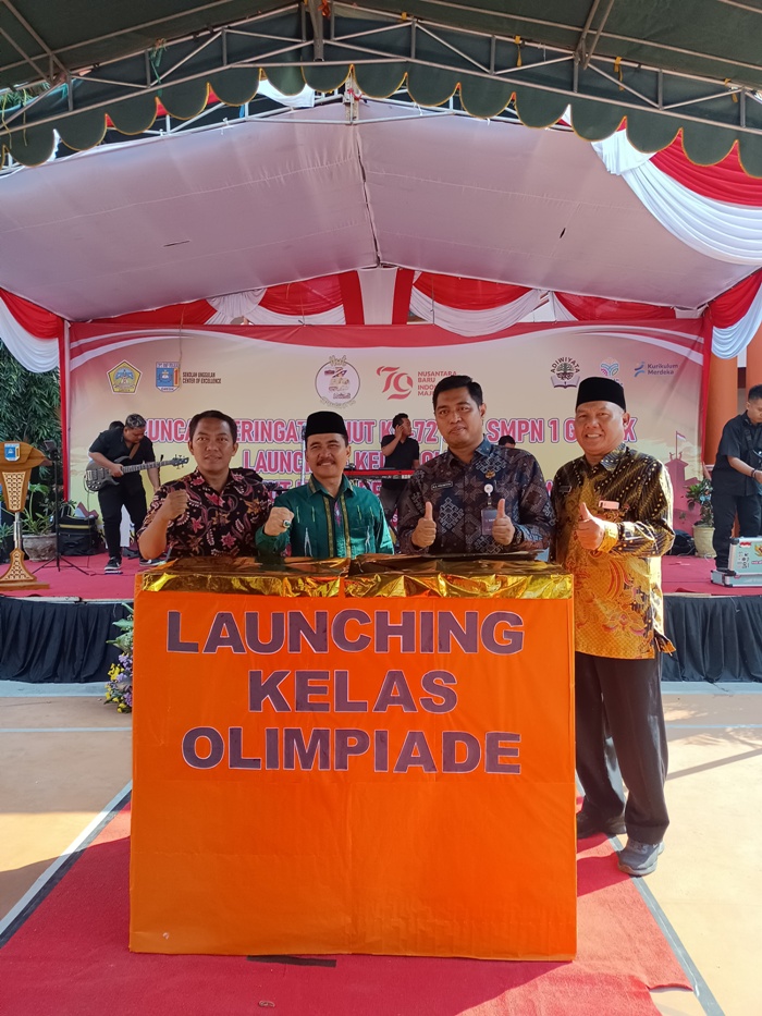 Kepala UPT SMP Negeri 1 Gresik, Beri Avita Prasetiya mendampingi Kepala Dinas Pendidikan Kabupaten Gresik, S.Hariyanto saat peresmian kelas olimpiade.