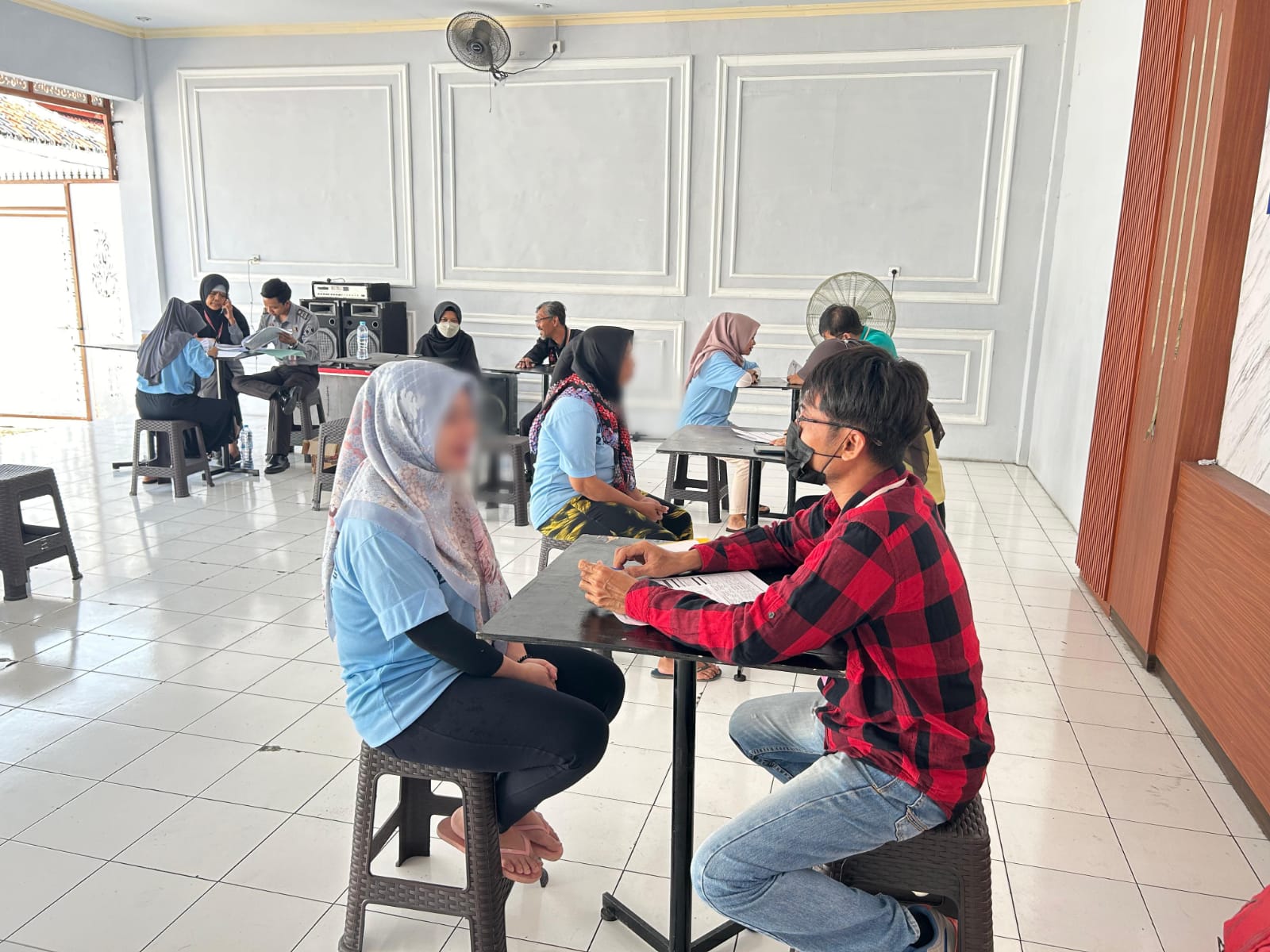 TES HIV: Sejumlah warga binaan perempuan di Rutan kelas IIB Gresik menjalani tes screening HIV/AIDS yang dilakukan petugas medis dari Puskesmas Cerme.