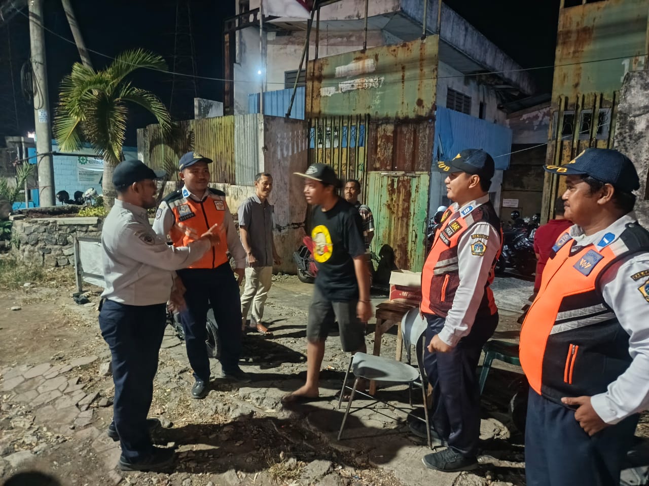 Disisir : Petugas gabungan Dinas Perhubungan Gresik dan BPPKAD Pemkab Gresik melakukan penyisiran kantong parkir yang mematok tarif mahal.