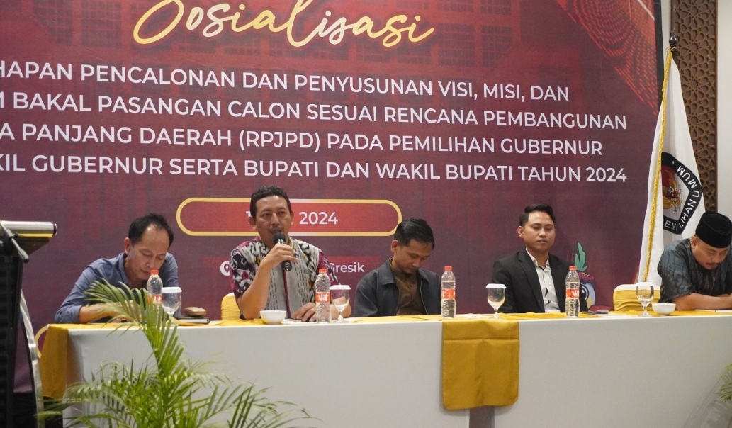 Komisioner Divisi Teknis Penyelenggaraan Pemilu KPU Gresik Ahmad Bashiron saat melakukan sosialisasi pencalonan dan penyusunan visi-misi.