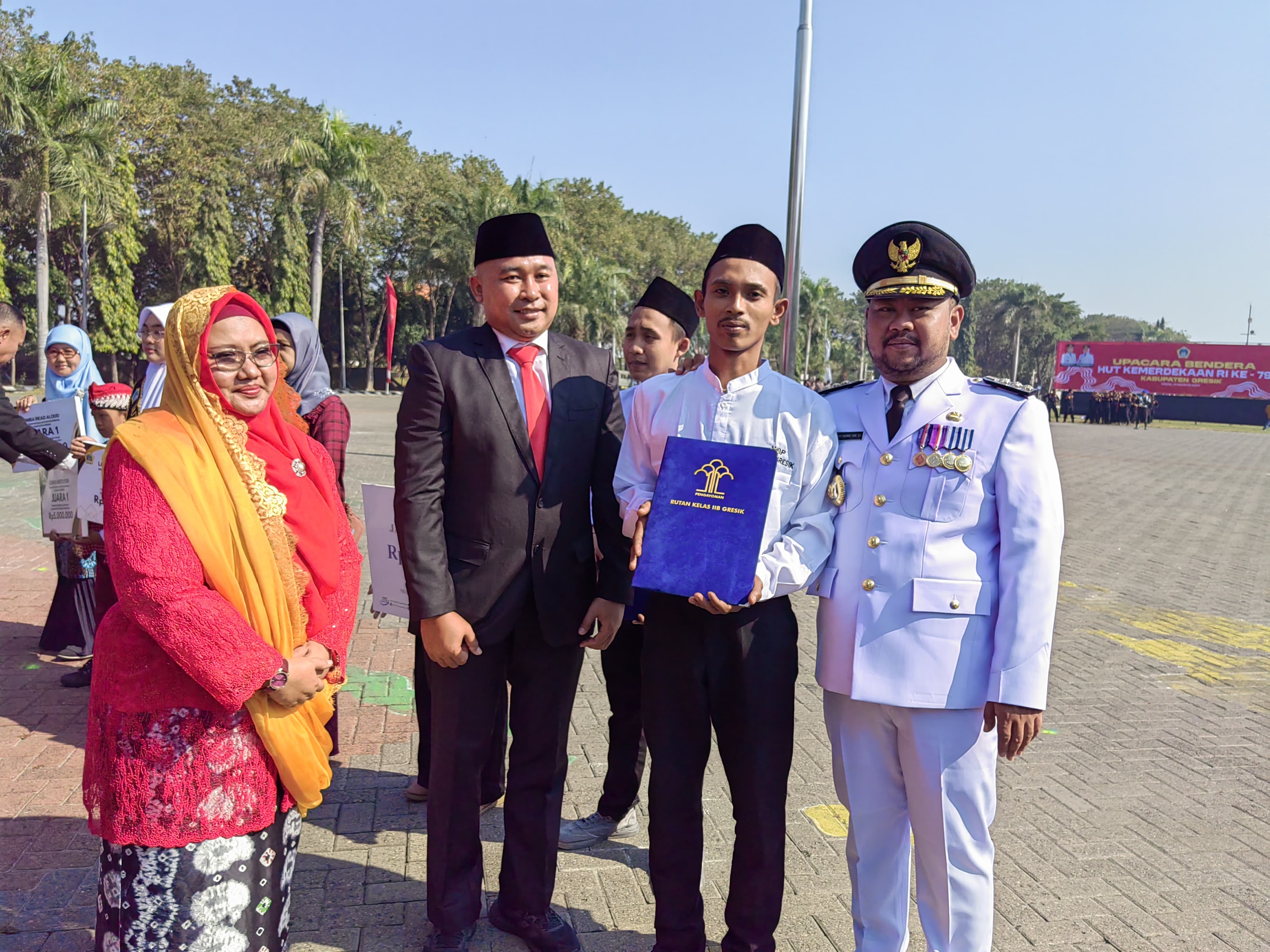 REMISI: Bupati Gresik, Fandi Akhmad Yani, Wabup Aminatun Habibah dan Kepala Rutan kelas II B Gresik,Disri Wulan Agus Tomo&nbsp; mendampingi warga binaan saat mendapatkan remisi bersamaan dengan HUT RI di P