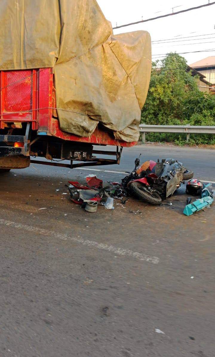 Foto : Istimewa/Radar Gresik RINGSEK : Kondisi motor korban ringsek usai kejadian kecelakaan di Jalan Raya Desa Krikilan, Kecamatan Driyorejo, Kabupaten Gresik.