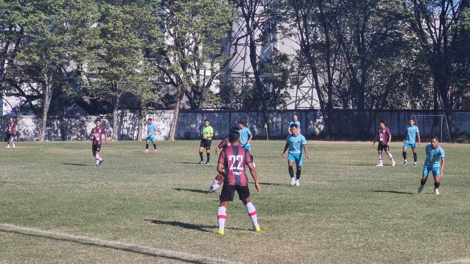 BEREBUT BOLA: Pemain Gresik United berebut bola dengan pemain Persekat Tegal dalam laga uji coba tertutup di Stadion Semen Gresik.