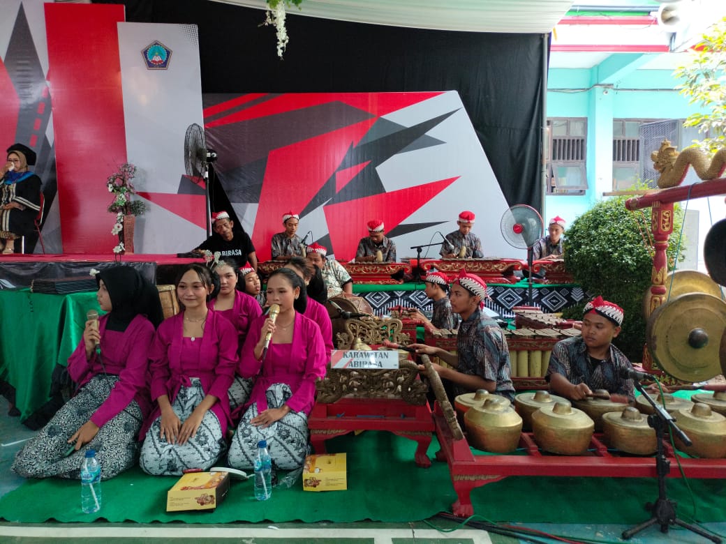Abirasa, Ekstrakurikuler karawitan SMAN 1 Wringinanom yang sering meraih prestasi.