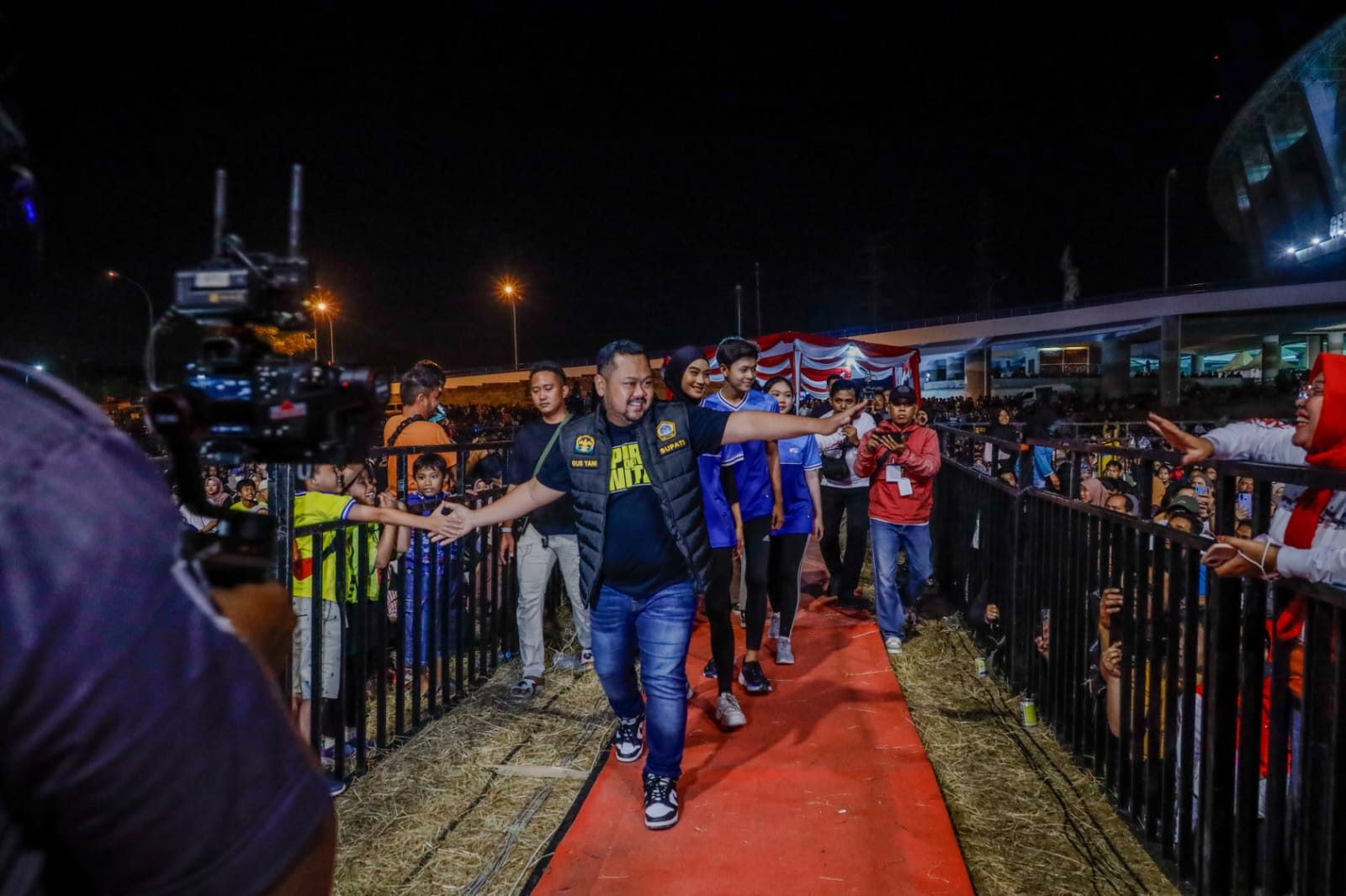 SOFT OPENING: Bupati Gresik, Fandi Akhmad Yani yang hadir bersama Wakil Bupati Aminatun Habibah saat soft opening Gelora Joko Samudro (Gejos) Sport Center, Minggu (18/8).