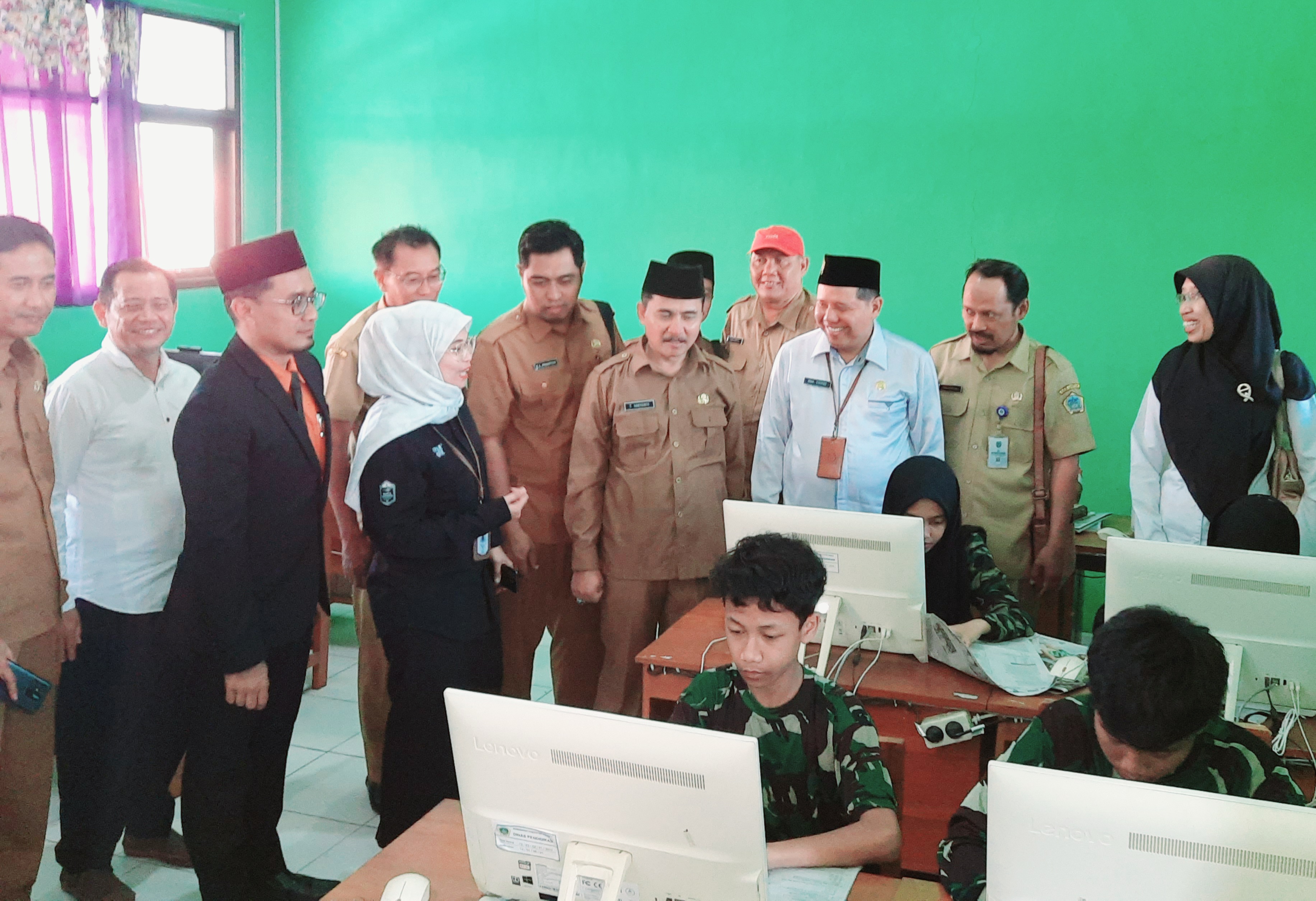 Kadispendik S Hariyanto, Kepala Kemenag Gresik Moh Ersat didampingi Ketua MKKS SMP Negeri Beri Avita Prasetya dan Kepala UPT SMPN 29 Gresik Dheny Purwanto saat meninjau pelaksanaan sinau bareng.