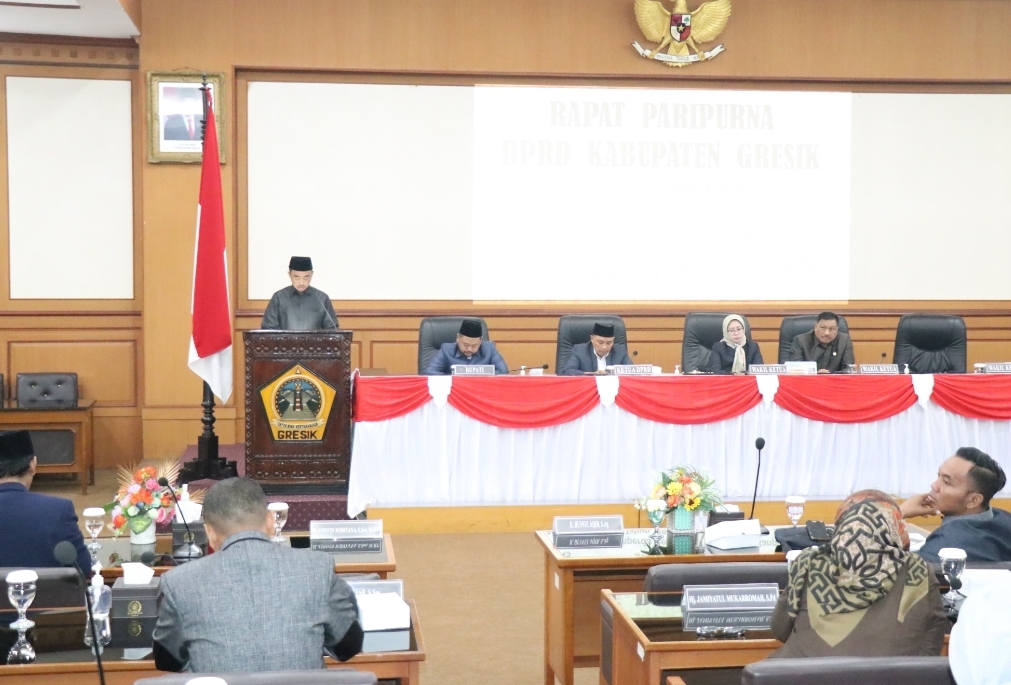 Ketua Bapemperda DPRD Gresik Khoirul Huda saat menyampaikan laporan hasil pembahasan Ranperda Perubahan Modal Dasar dan Penambahan Modal Perumda Giri Tirta.
