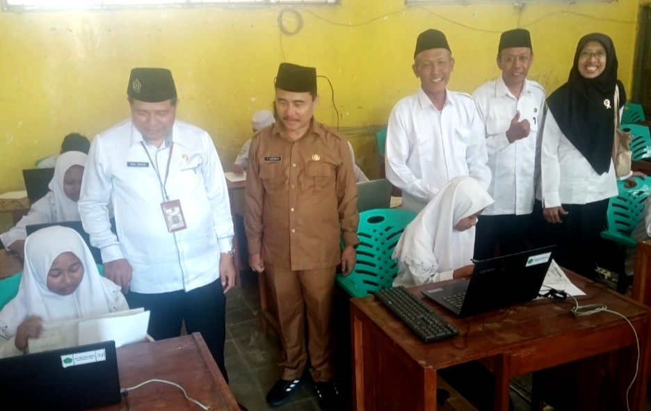 Kadispendik S Hariyanto, Kepala Kemenag Gresik Moh Ersat didampingi Kepala Madrasah MTs Bustanul Arifin, Achmad Kudhori meninjau pelaksanaan sinau bareng di MTs Bustanul Arifin, Menganti.