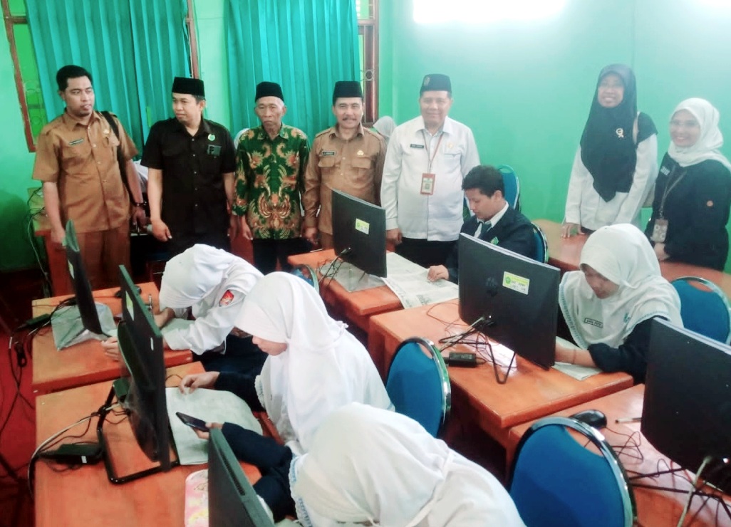 Kadispendik S Hariyanto, Kepala Kemenag Gresik Moh Ersat didampingi Ketua MKKS SMP Negeri Beri Avita Prasetya saat meninjau sinau bareng di SMP Sunan Giri Menganti.