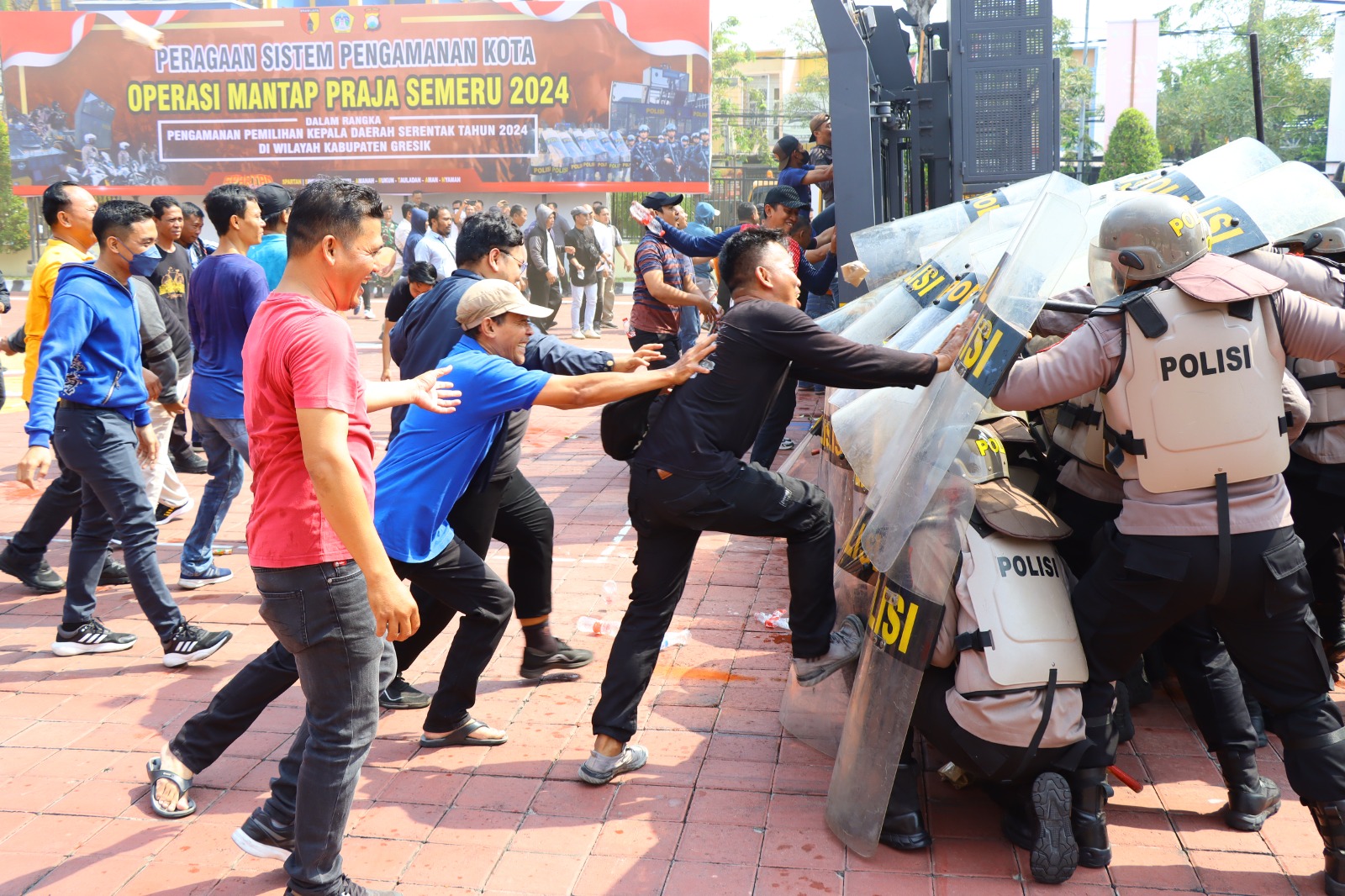 SIMULASI: Anggota Polres Gresik saat melakukan simulasi pengamanan kota akibat kerusuhan jelang Pilkada Serentak di Mapolres Gresik.