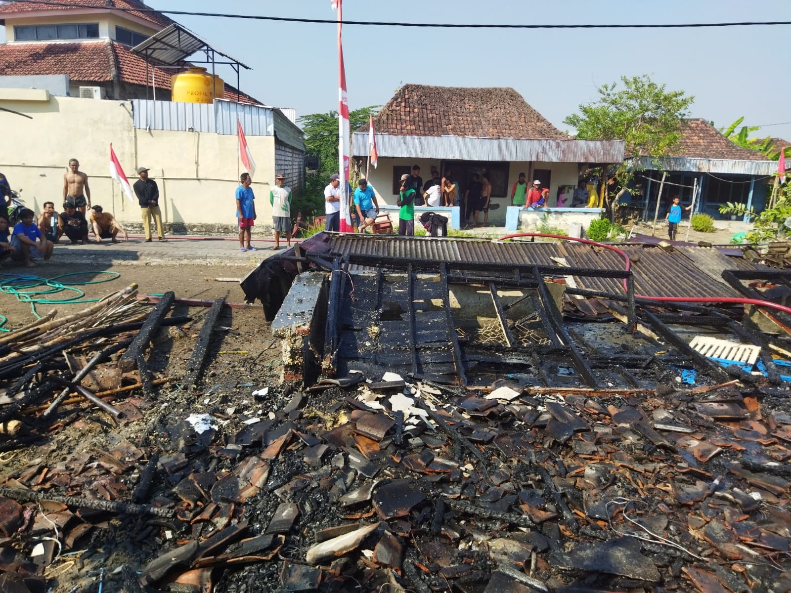 LUDES: Kondisi rumah milik Giarto, Warga Desa Bengkelo Lor, Kecamatan Benjeng ludes terbakar api.