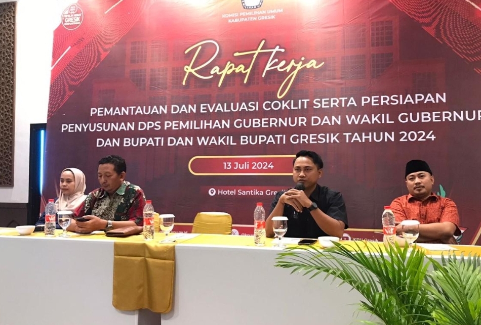 Komisioner Divisi Hukum dan Pengawasan KPU Kabupaten Gresik Andri Agus Susilo saat memberikan arahan beberapa waktu lalu.