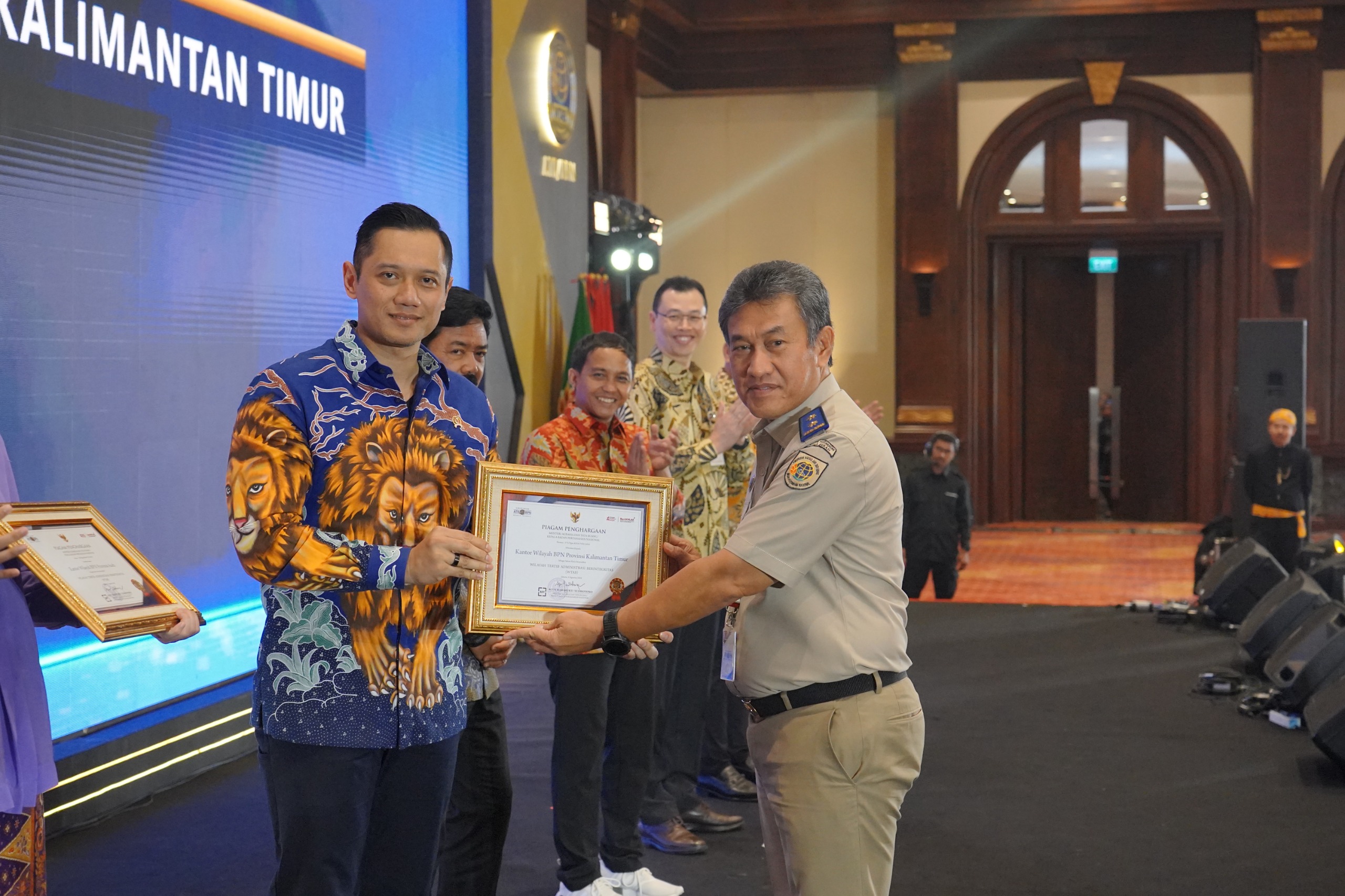 Berintegritas : Menteri ATR/BPN Agus Harimurti Yudhoyono menyerahkan piagam WTAB kepada 46 Satker dibawah Kementrian ATR/BPN.