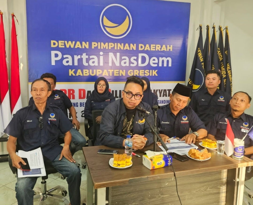 Ketua DPD Partai Nasdem Gresik Thoriq Majiddanor memimpin rapat terbatas menyikapi putusan MK 60/PUU-XXII/2024.