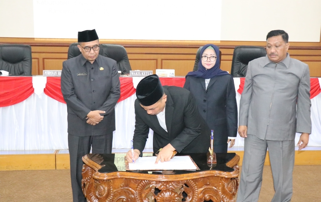 Pimpinan DPRD Gresik dan Sekda Gresik saat menandatangani Ranperda Perubahan APBD 2024.