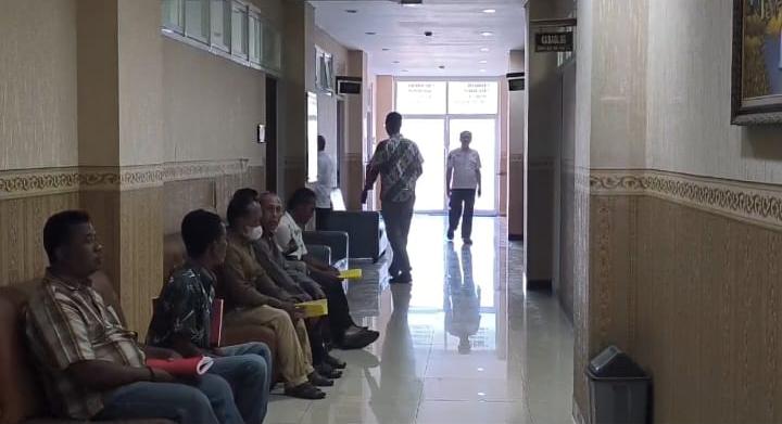 ANTRE: Para saksi saat antre dipanggil Penyidik KPK atas kasus dugaan korupsi hibah pokmas di ruang Satreskrim dan Command Center Polres Gresik, Rabu (21/8).