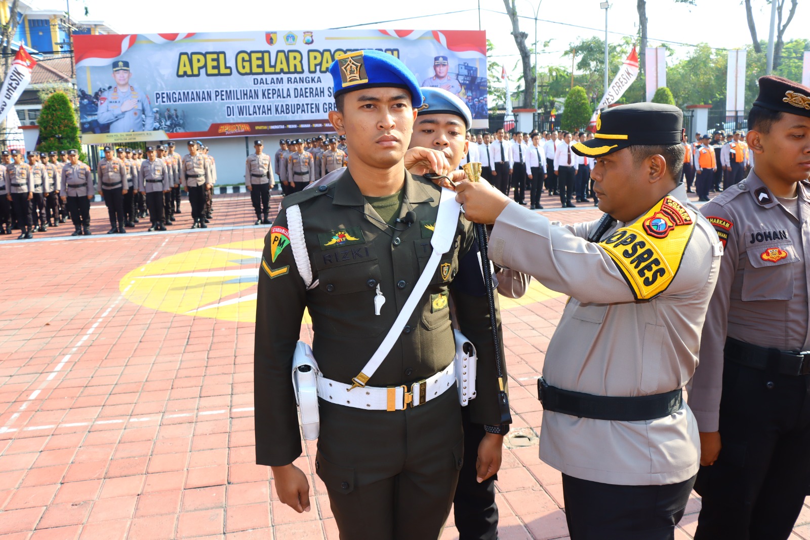 GELAR PASUKAN: Kapolres Gresik Akbp Arief Kurniawan bersama Forkopimda menggelar Pasukan Operasi Mantap Praja Semeru 2024 di halaman Mapolres Gresik.