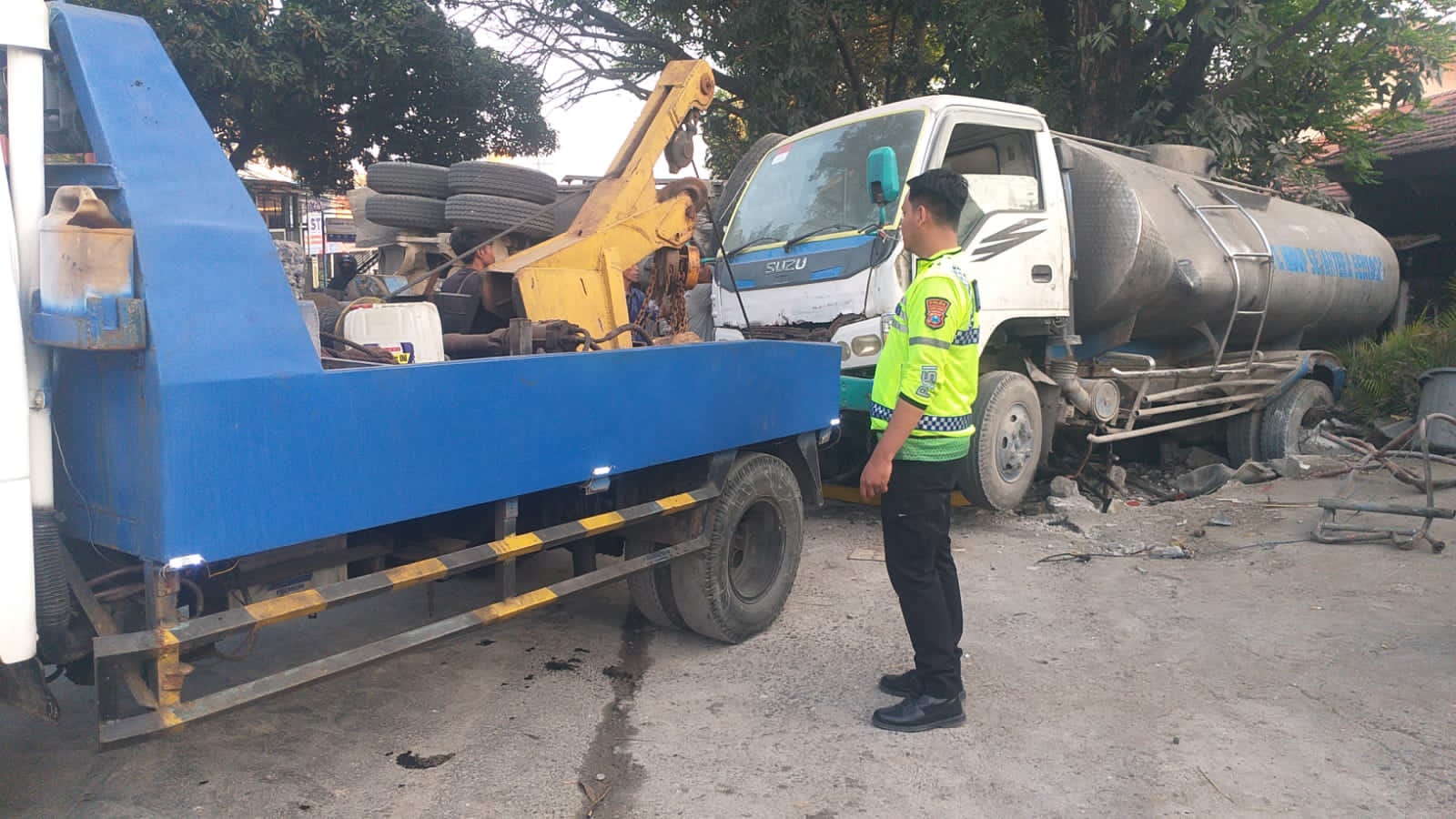 OLAH TKP : Anggota Unit Laka Satlantas Polres Gresik saat melakukan olah TKP di Jalan Raya Desa Bungah, Kecamatan Bungah, Gresik.