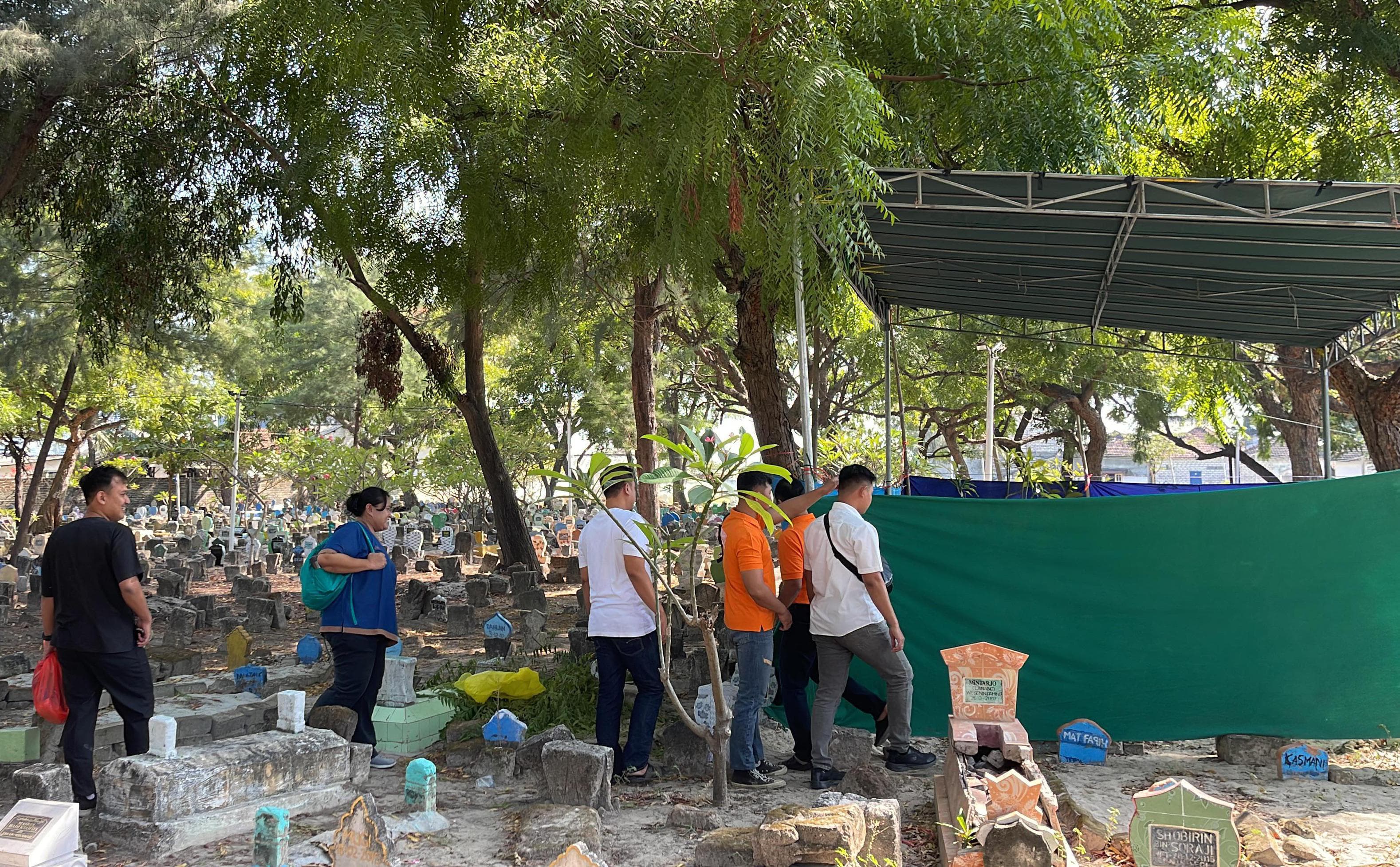BONGKAR MAKAM: Penyidik Satreskrim Polres Gresik&nbsp; melakukan ekshumasi atau pembongkaran makam korban di Desa Weru, Paciran, Lamongan, pekan lalu.