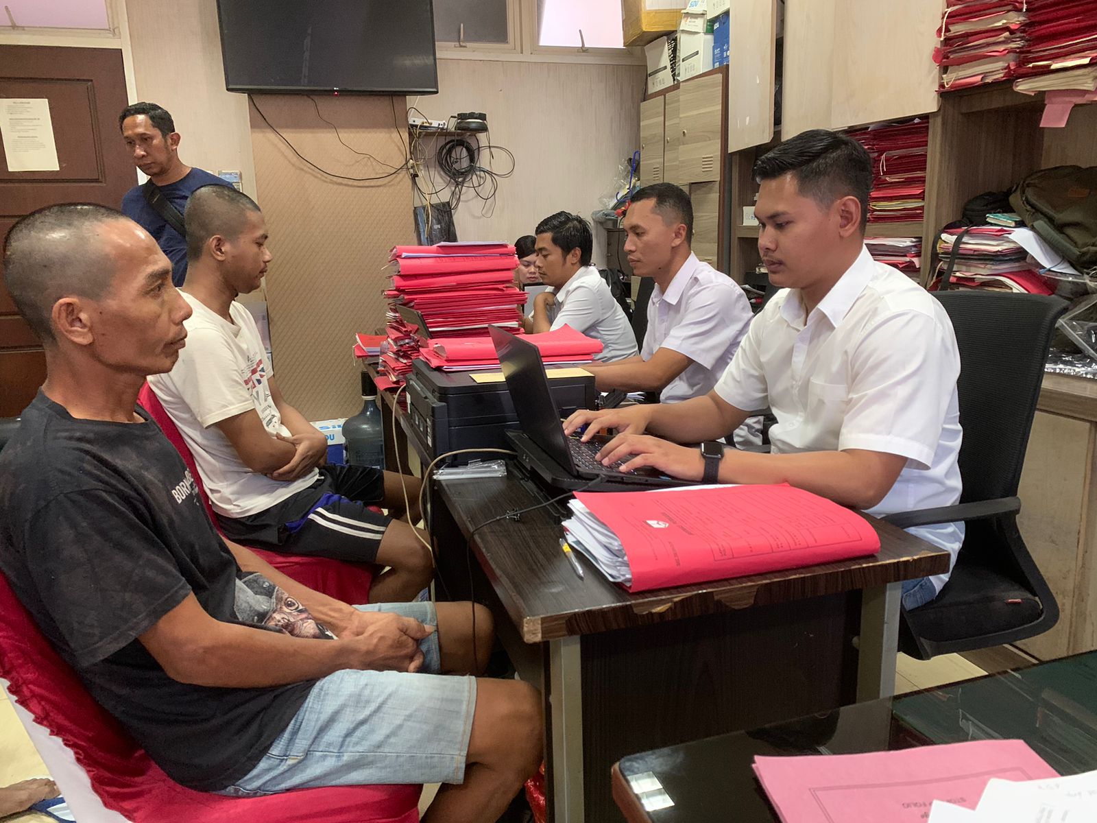 PENETAPAN: Dua tersangka Abdul Ghofur dan Muhammad Khoyum saat menhalani pemeriksaan di Satreskrim Polres Gresik.