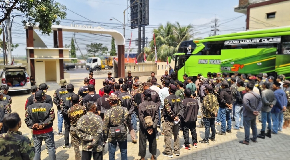Banser Gresik menggelar apel di depan Kantor PCNU sebelum diberangkatkan ke Bali.