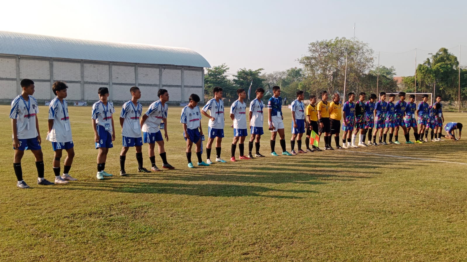 Pembuka : Tim Kecamatan Duduksampeyan berhadapan dengan tim Kecamatan Wringinanom di lapangan Desa Banjarsari.