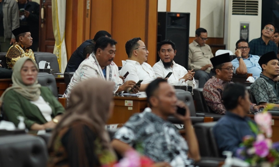 Kandidat Cabup Gresik dr Asluchul Alif terlihat mengikuti gladi bersih pelantikan anggota DPRD Gresik periode 2024-2029.
