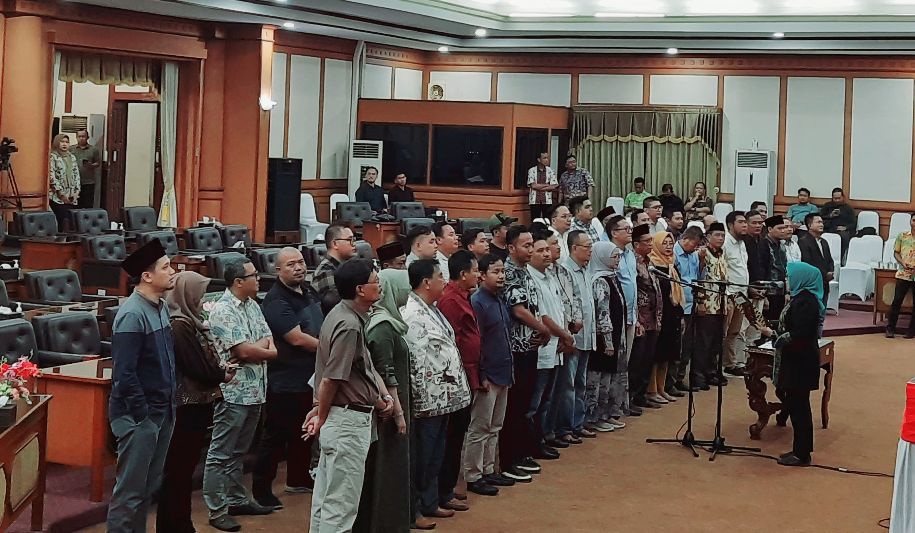 GLADI BERSIH: Nama-nama anggota DPRD Gresik yang baru dilantik