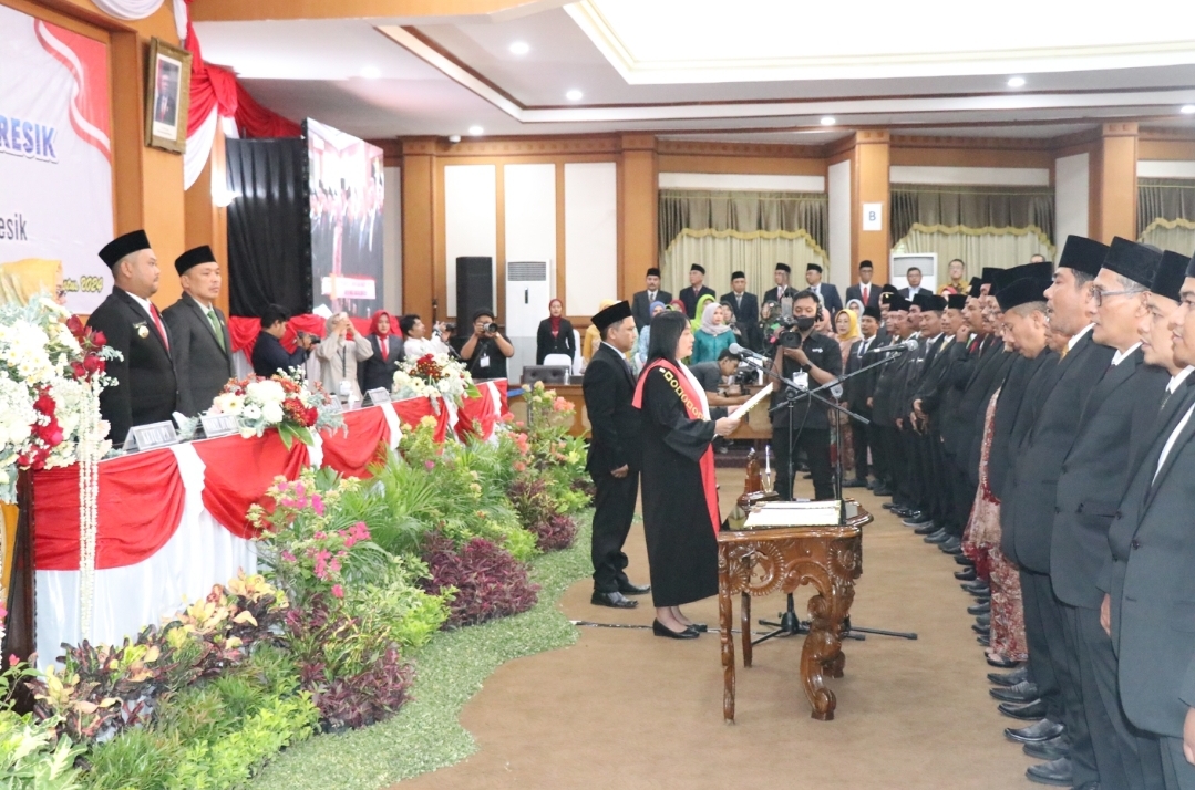 SUMPAH JANJI: Ketua PN Gresik I Gusti Ayu Susilawati SH, MH saat melantik anggota DPRD Gresik periode 2024-2029.