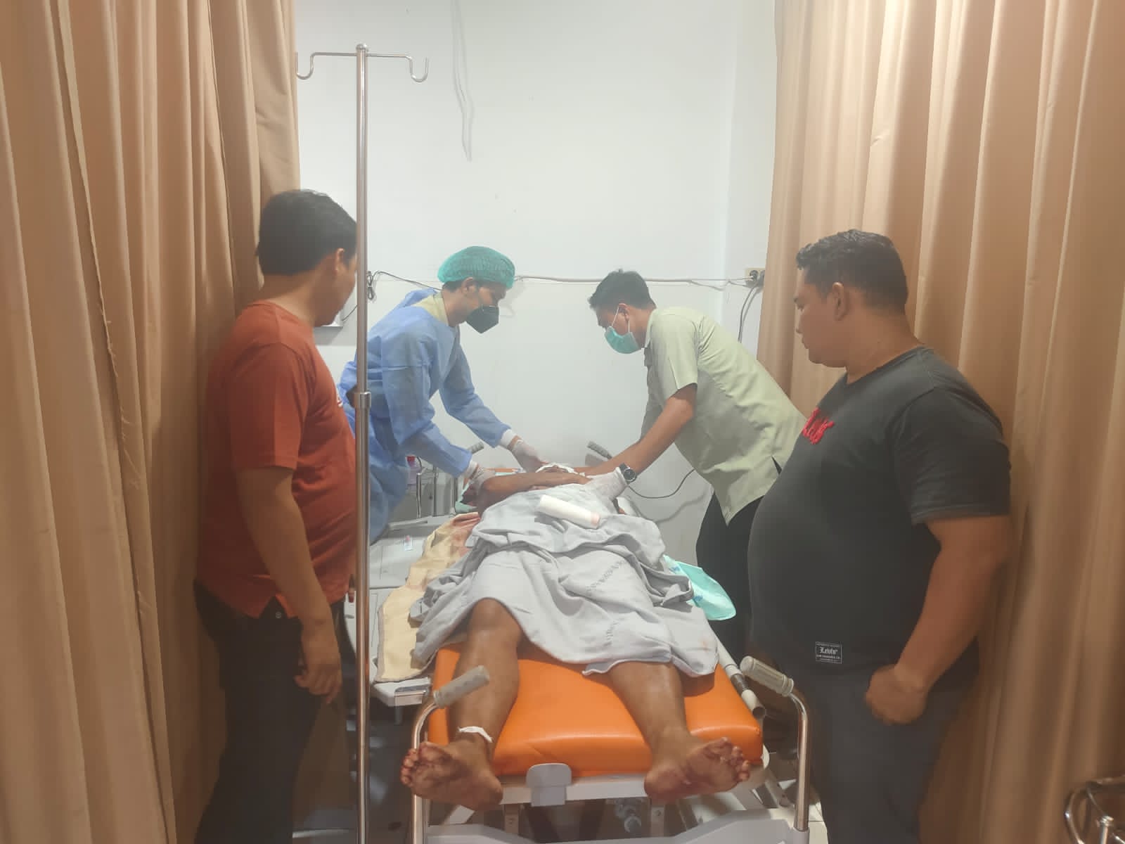 TRAGIS: Mayat Udin Suyono di RS Petrokimia Driyorejo usai dibacok adiknya, Khoirul Anam di Desa Lebani Suko, Kecamatan Wringinanom,Gresik, Jumat (23/8).