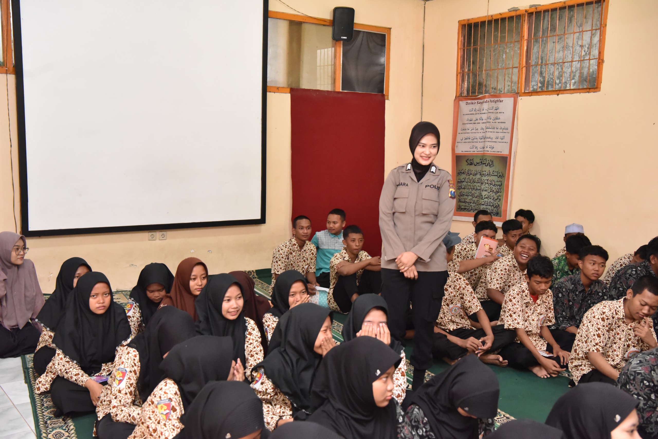 EDUKASI: Anggota Polwan Polres Green memberikan edukasi tentang bahaya bullying dan kenakalan remaja kepada siswa SMK di Gresik, Jumat (23/8).