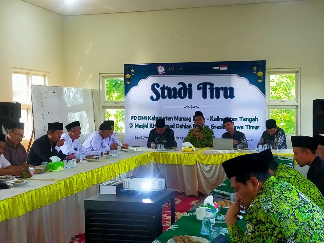 STUDI TIRU: Ketua DMI Gresik Zainal Abidin memberi sambutan atas kehadiran pengurus DMI Murung Raya Kalteng.