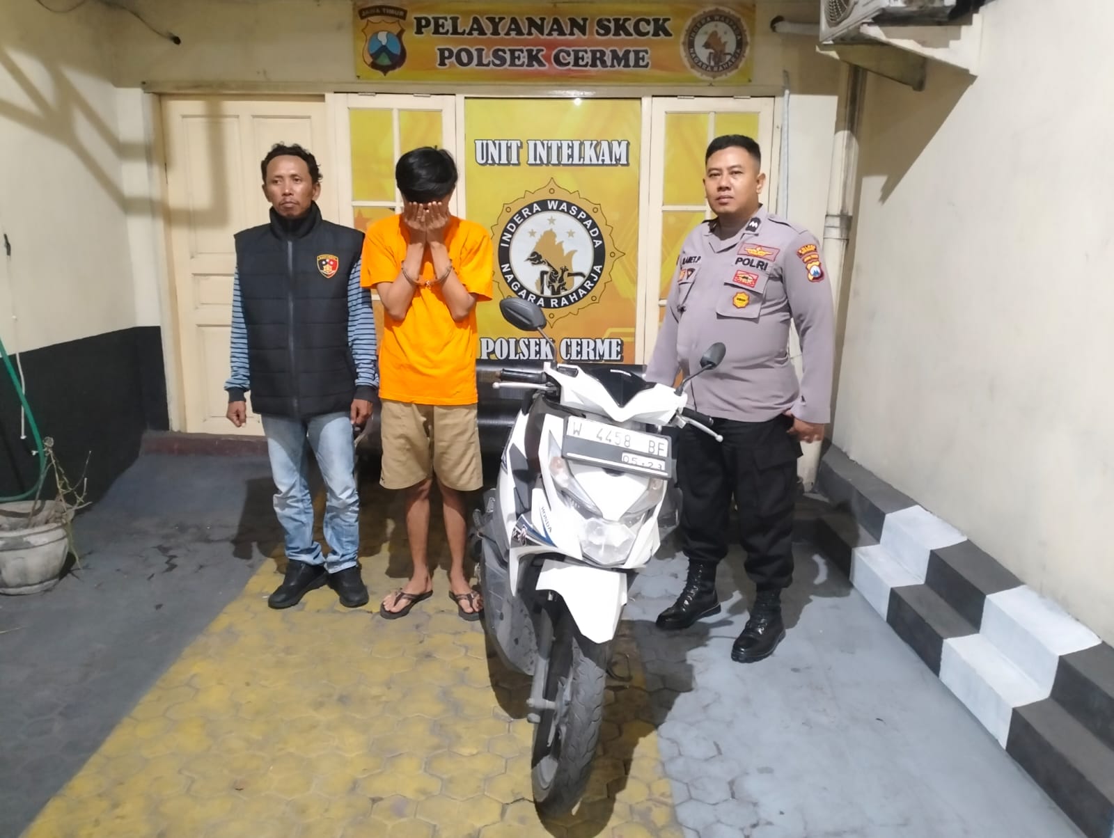DITAHAN: Tersangka diamankan anggota Polsek Cerme beserta BB sepeda motor curiannya di Polsek Cerme.