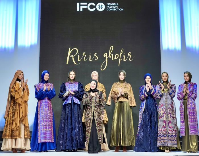 TAMPIL MENAWAN: Riris Ghofir menampilkan gaun rancangannya dalam event B to B di Turki.