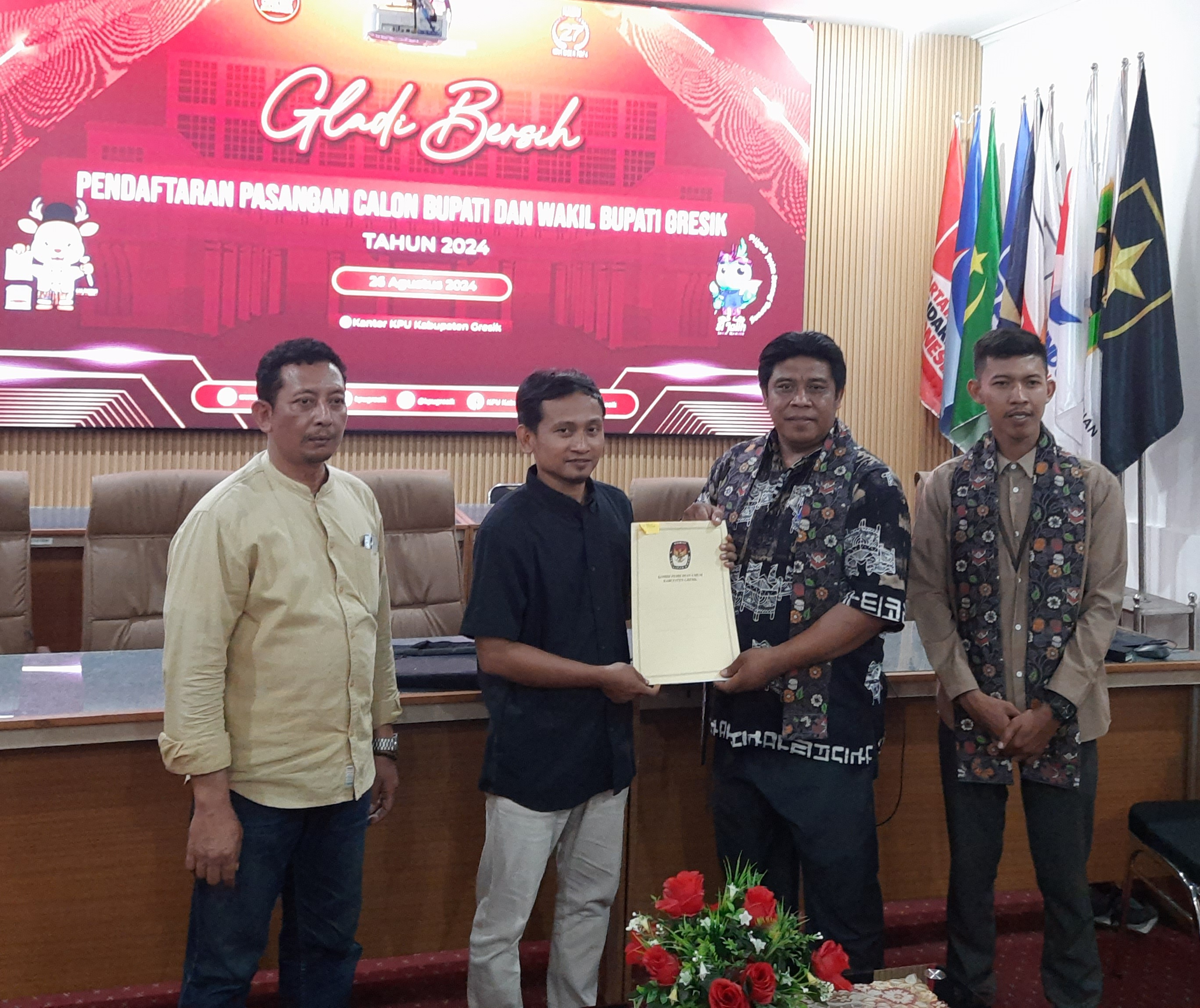 KPU Gresik saat menggelar gladi bersih menerima berkas pendaftaran dari bacalon.