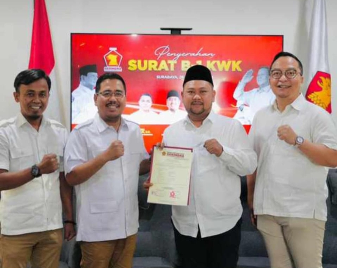 Beredar foto Ketua DPD Gerindra Jatim Anwar Saddad saat menyerahkan rekomendasi B1-KWK kepada Fandi Akhmad Yani - dr Asluchul Alif.