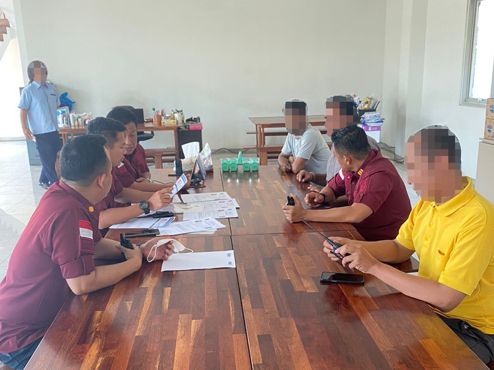 CEK: Kantor Imigrasi Tanjung Perak Surabaya melakukan operasi keimigrasian di perusahaan kawasan Gresik yang disinyalir memperkerjakan tenaga kerja asing