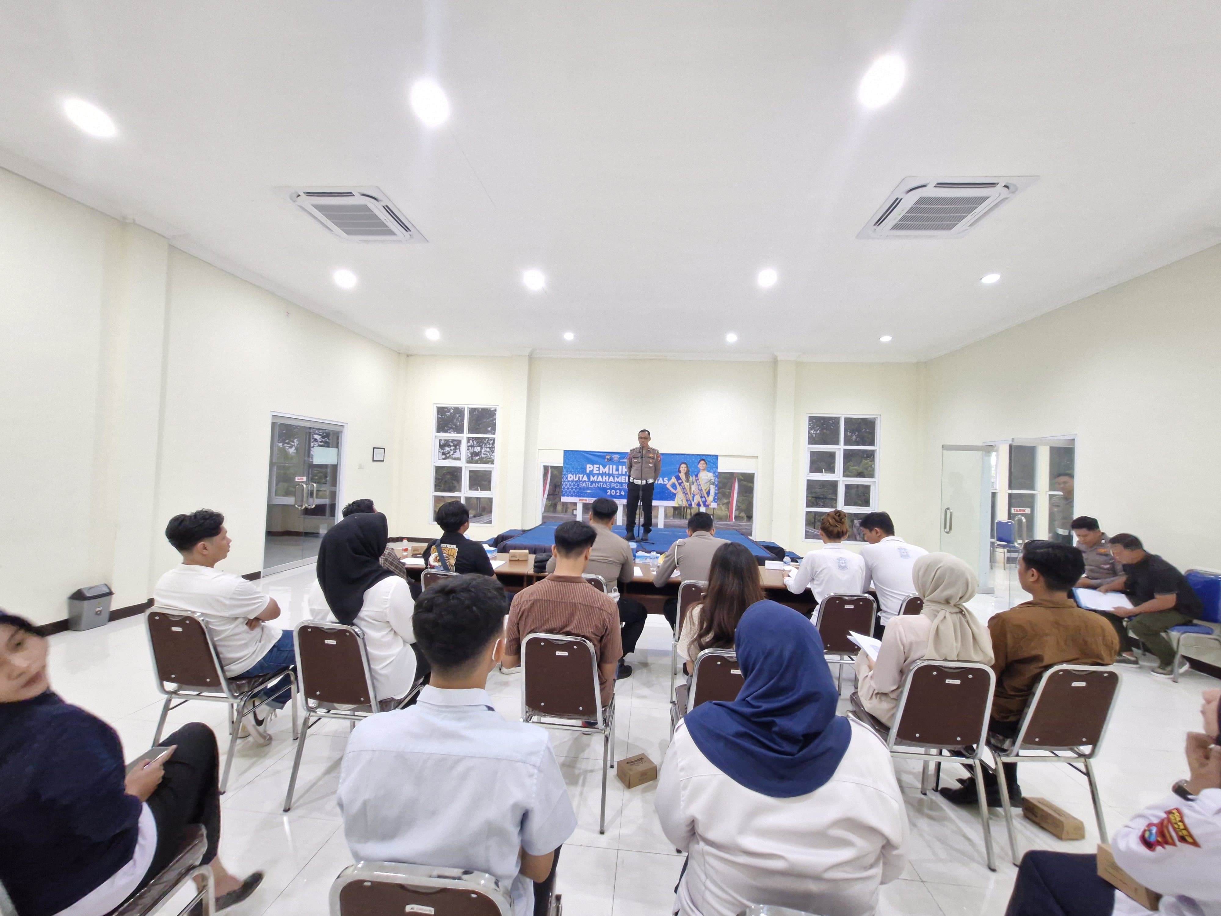 SELEKSI : Anggota Satlantas Gresik saat menggelar seleksi duta lalu lintas muda berbakat.