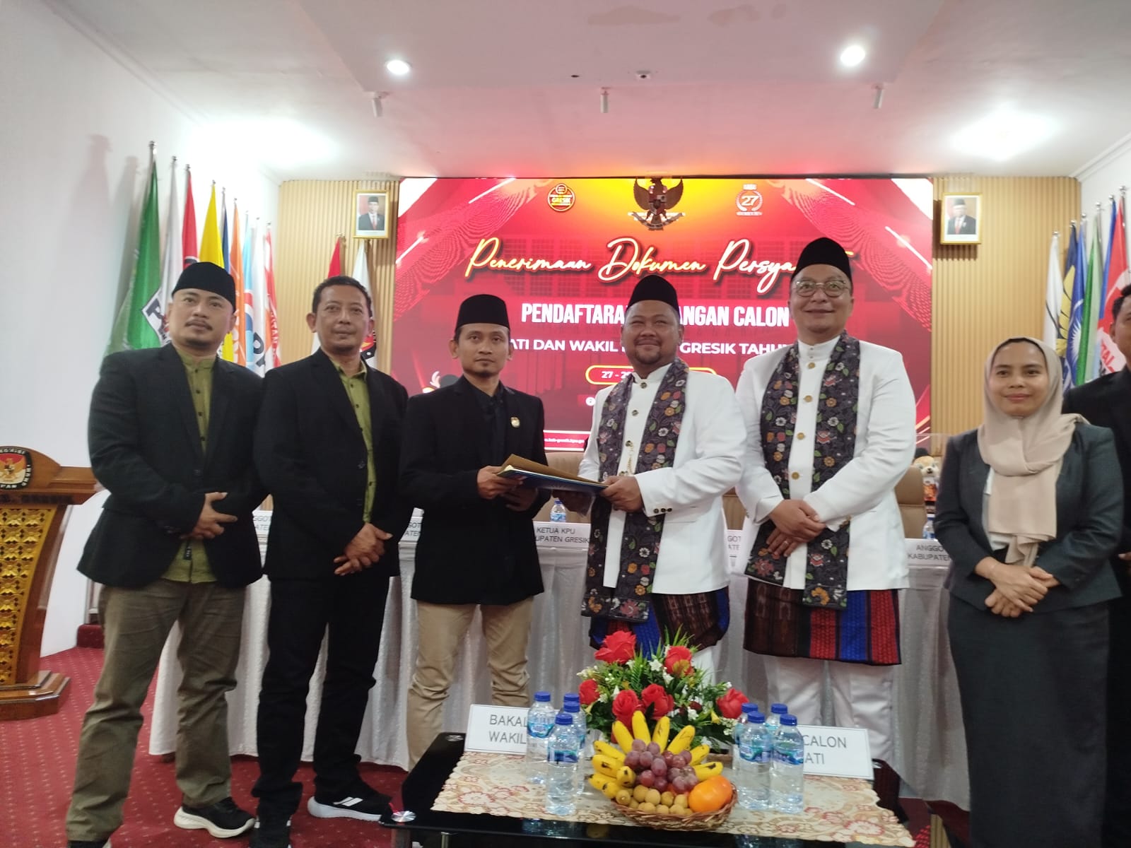Paslon Fandi Akhmad Yani - dr Asluchul Alif saat menyerahkan berkas pendaftaran kepada komisioner KPU Gresik.