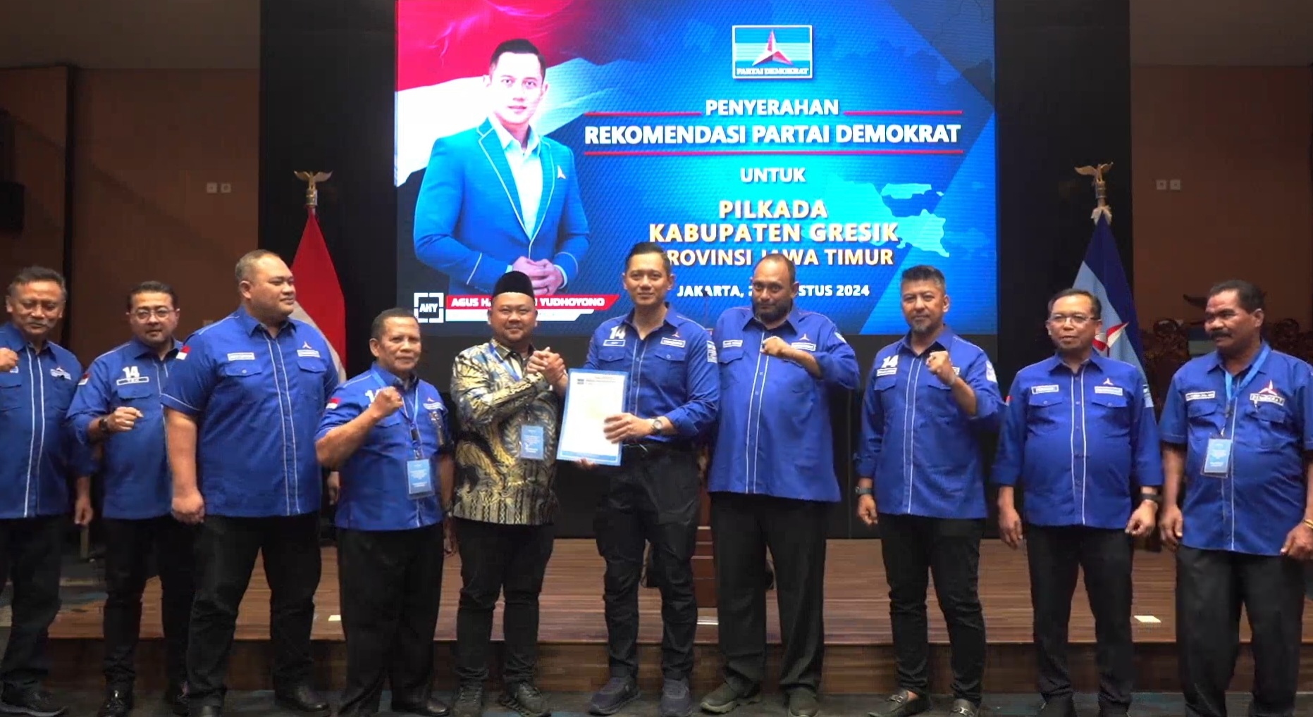 Bupati Gresik petahana Fandi Akhmad Yani didampingi Plt Ketua DPC Demokrat Gresik Jemmy Setiawan dan Sekretaris DPC Demokrat Gresik Akhmad Sulkan saat menerima rekomendasi dari AHY.