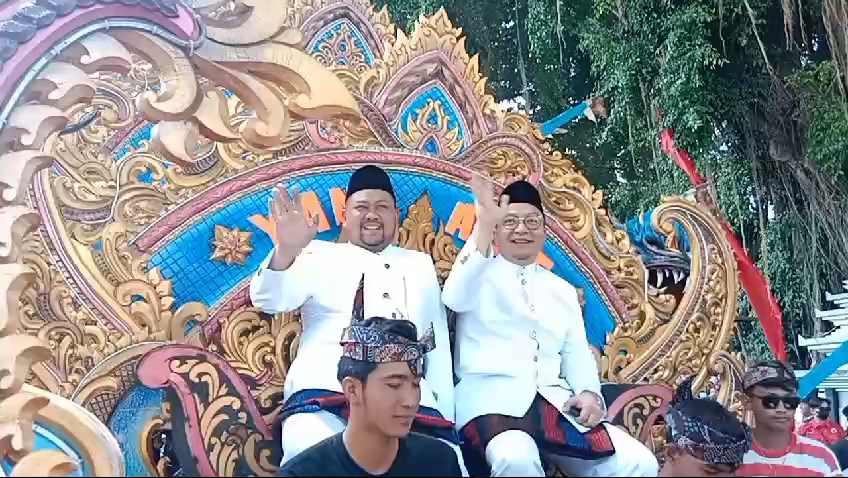 Calon Tunggal : Bakal pasangan calon Bupati dan Wakil Bupati Gresik 2024-2029, Fandi Akhmad Yani dan Asluchul Alif diarak menuju KPU dengan naik kereta hias.