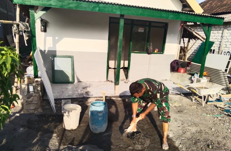 RUTILAHU: Serka Maudiyono Babinsa Koramil 0817/10 Benjeng melakukan perbaikan rutilahu milik warga Desa Karangan Kidul, Kecamatan Benjeng.