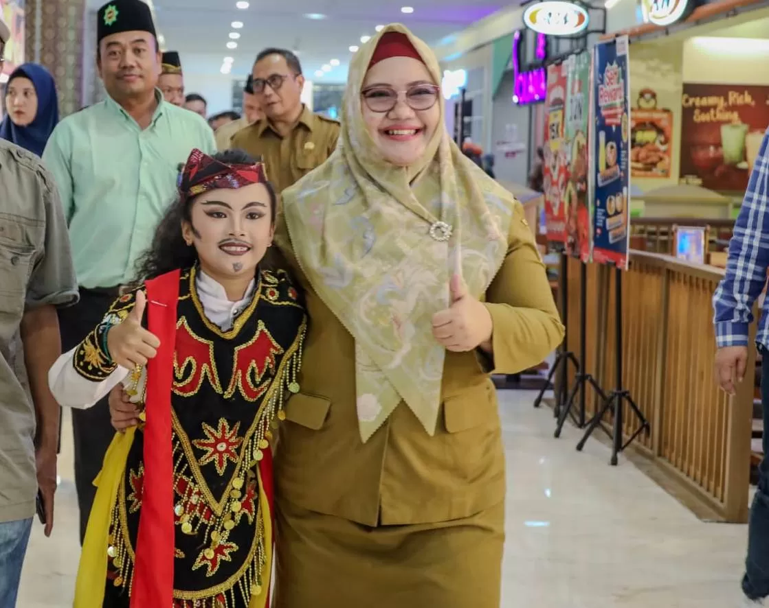Komitmen Mengabdi  : Wakil Bupati Gresik, Aminatun Habibah Habibah menegaskan komitmennya untuk tetap melayani masyarakat meski sudah tidak menjabat.