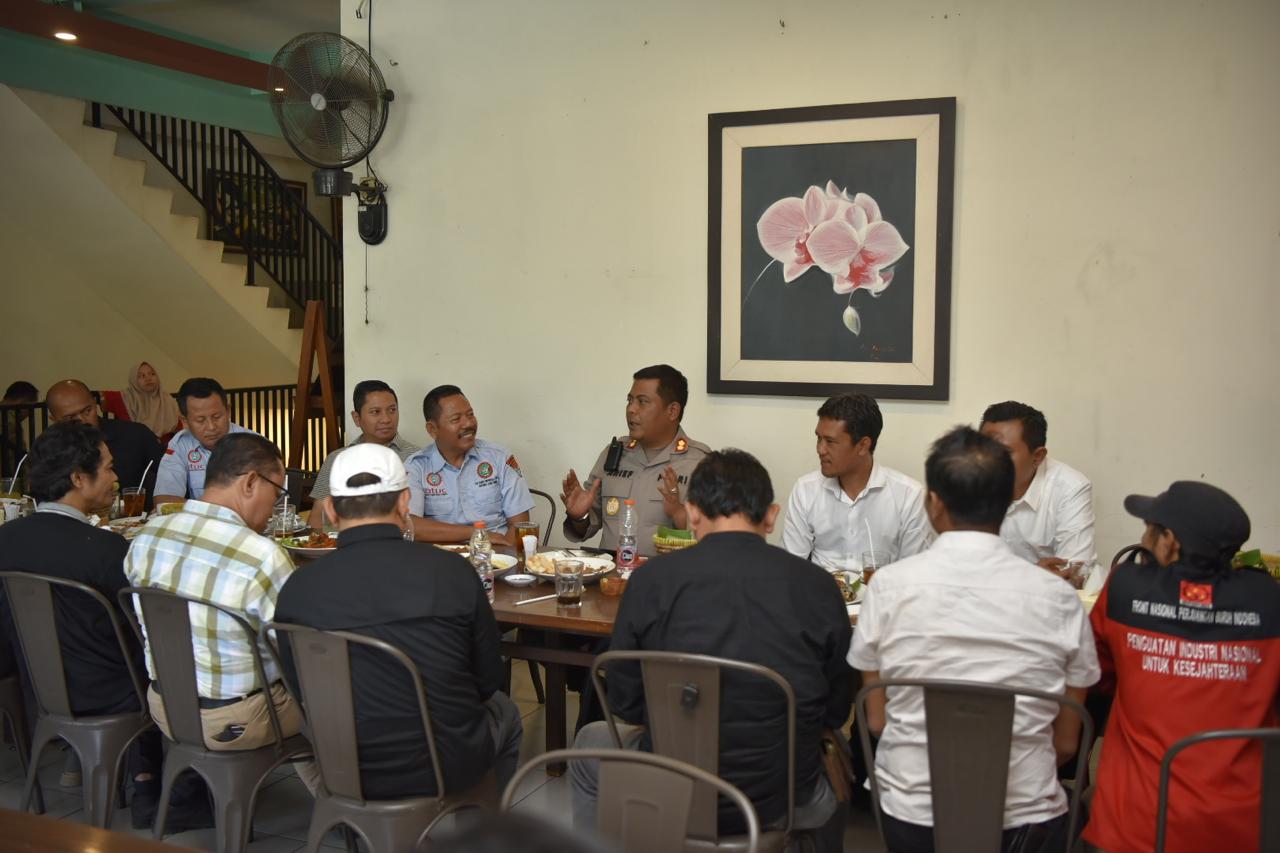 SILATURAHMI: Kapolres Gresik AKBP Arief Kurniawan bersilaturahmi dengan perwakilan serikat pekerja di Gresik.