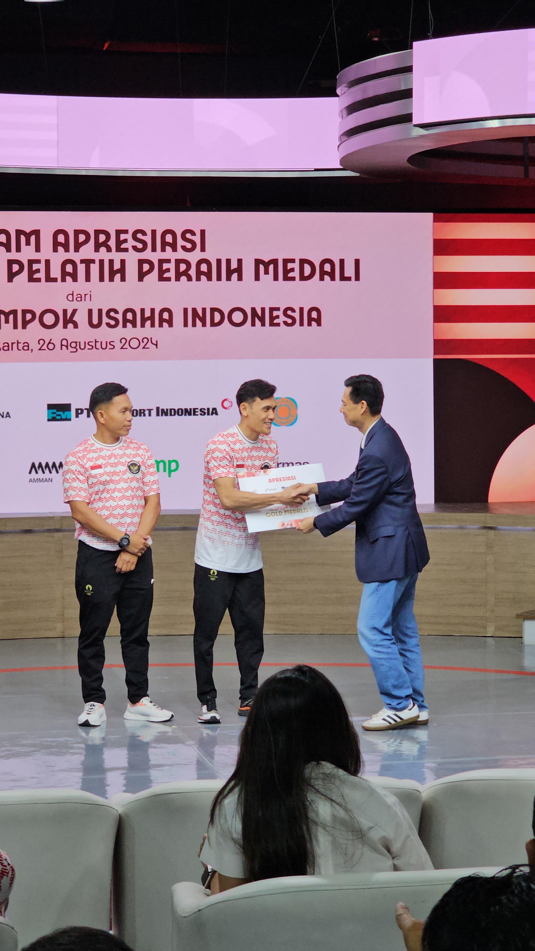 Dukung Olahraga : Wakil Presiden Direktur PT Freeport Indonesia, Jenpino Ngabdi menyerahkan bonus pada atlet peraih medali dalam olimpiade Paris 2024 di Jakarta, Senin malam.