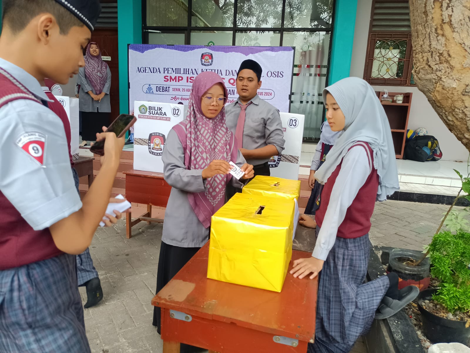 DEMOKRASI : Tak hanya para siswa, guru dan staf SMP Islamic Qon juga turut memberikan suara dalam pemilihan ketua Osis.